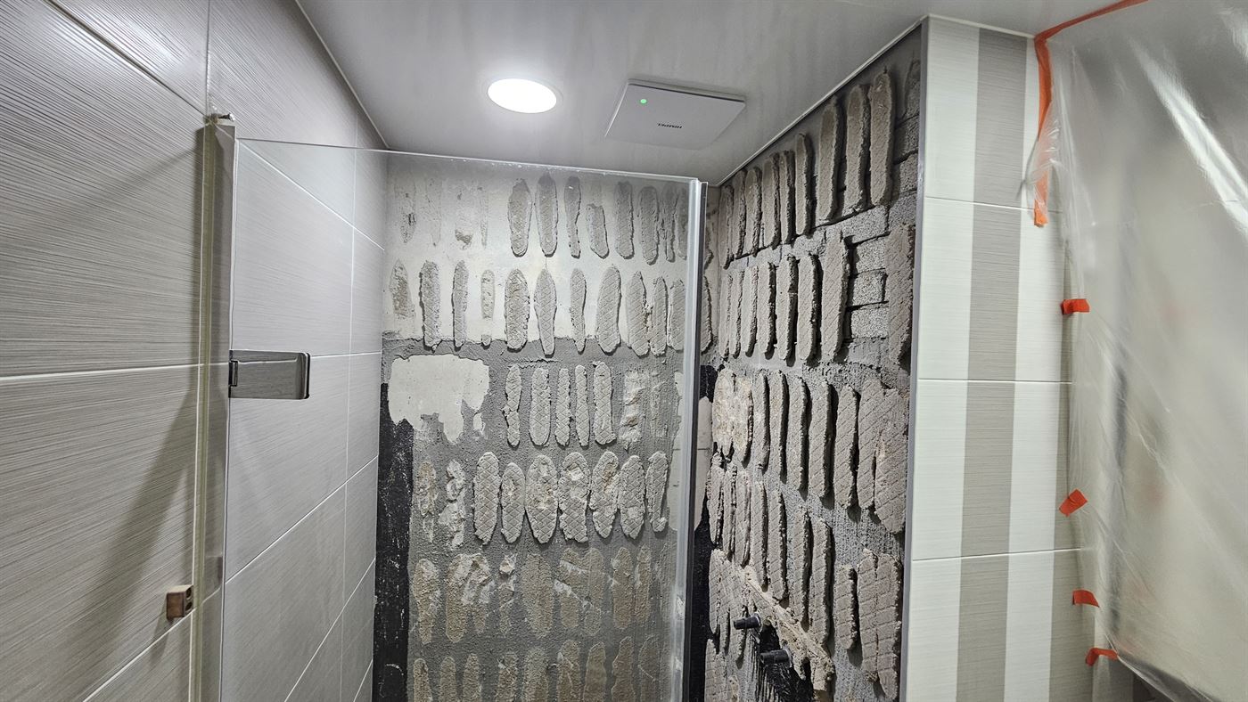 약속한 날 방문해 손상된 욕실 벽 타일을 걷어낸 상태