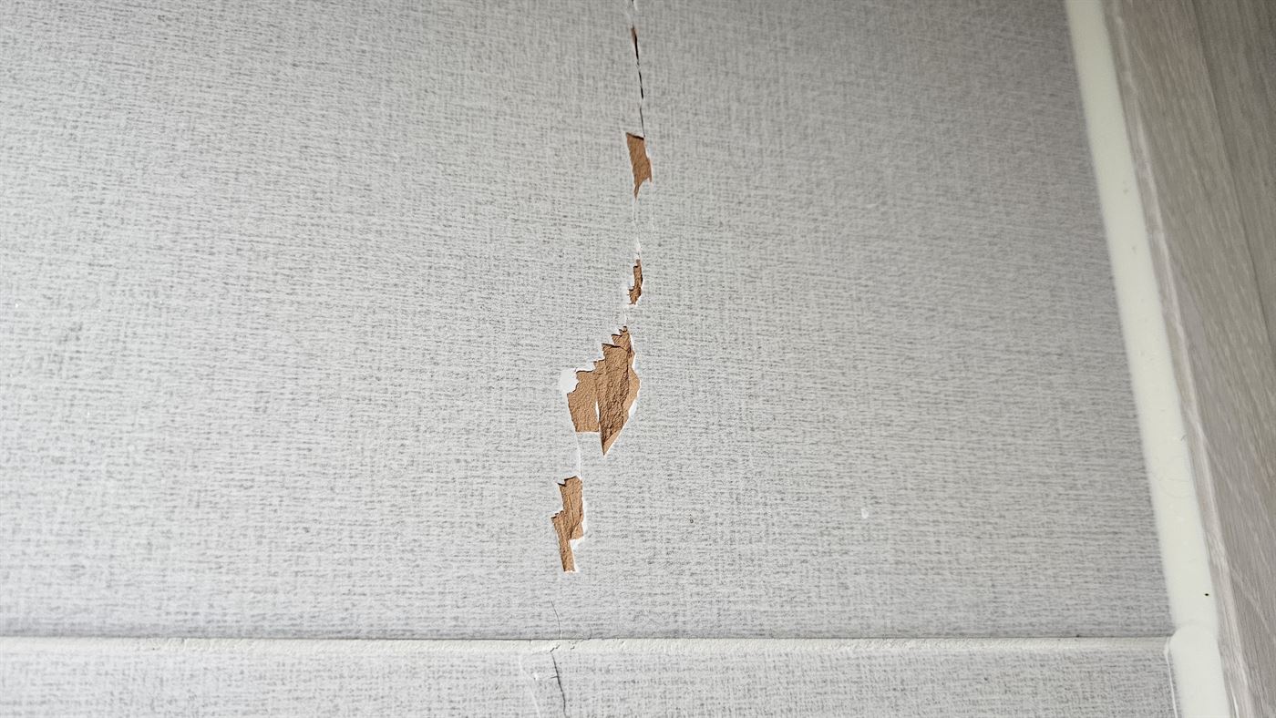 화장실 벽 다른 자리에 생긴 타일 깨짐